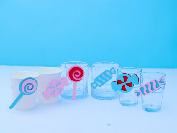 Kubeczki i szklanki z dekoracjami w kształcie cukierkow