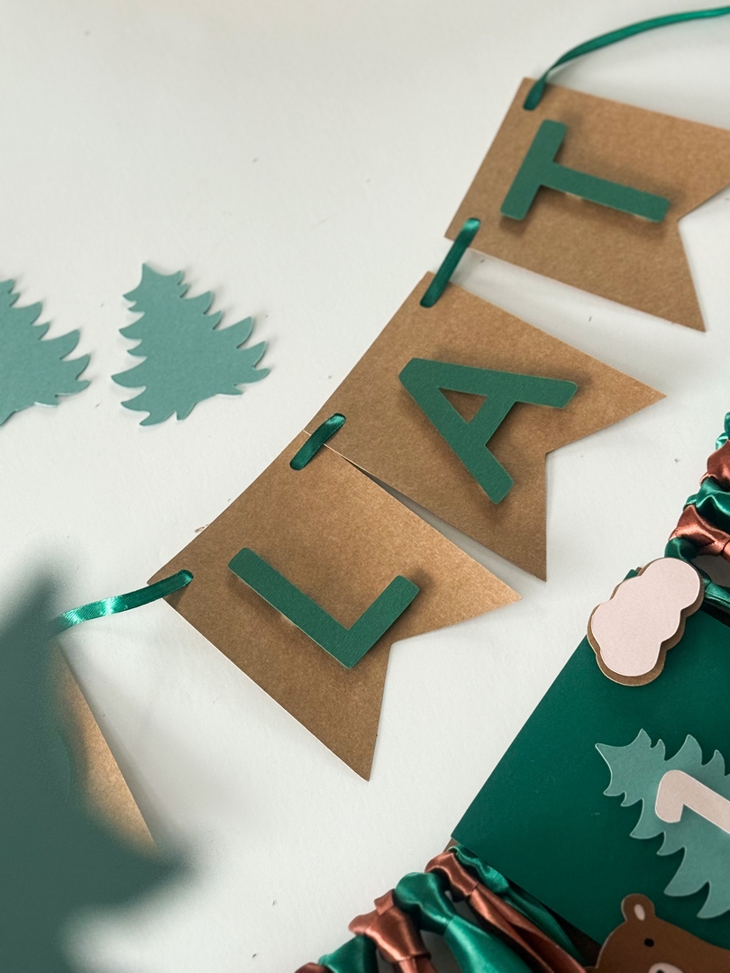 Baner urodzinowy STO LAT - brązowy z zielonymi literkami - obrazek 3