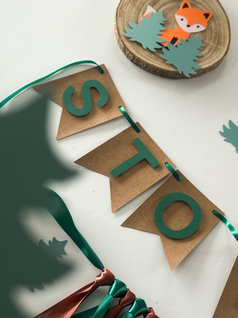 Baner urodzinowy STO LAT - brązowy z zielonymi literkami - obrazek 4