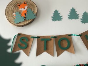 Baner urodzinowy STO LAT – brązowy z zielonymi literkami